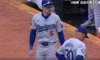 一体、何が起こった…！？ ド軍一塁手に“異変”が起きた…！ ベンチも大混乱… 試合が中断するハプニング発生「大丈夫かよ」「怖いんだけど」