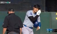 大谷翔平にまさかのハプニング発生… 一体、何が起きた…！？ 29個目の盗塁成功→顔面をパンチされる「大丈夫か？」「顔はやめて！」