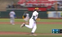 どうなってるんだ…！？ ヘルメットを“ヒールキック”して爆走！？ アスレチックスの斬り込み隊長が“ミラクル走塁”「ここだけ見ると完全に違うスポーツ」