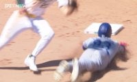 なんてこった！ 大谷翔平の“目の前”で痛恨ミス…まさかの暴走にファン落胆「一塁にいるだけでいいのに…」