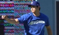 大谷翔平、オリジナルシャツで登場　胸に「#MAXSTRONG」…ナインがフリーマンにエール
