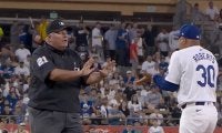 ド軍・ロバーツ監督、ブチギレすぎて退場！ “走塁妨害”をめぐり判定に大激怒→審判に猛抗議も覆らず… ネット騒然「ちょっとかわいそう」「流石に厳しい」