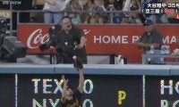 超ファインプレーのはずが… ドジャース戦で飛び出した“アシストホームラン”の一部始終 全力プレーがまさかの結果に「これはしゃあない」「かわいそう」 
