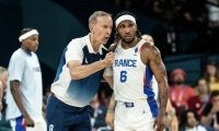 開催国フランスを銀メダルに導いたヴィンセント・コレットがパリ五輪の最優秀HCに