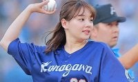 スタイル抜群美女が横浜に降臨、白ミニスカで思わず“お祈り”…ドキドキの投球で球場魅了