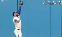 球場騒然、フリーマンも拍手！ 衝撃の“センターライナー”が話題に　激突→転倒…それでも捕球「これキャッチするのすげーなw」奇跡的瞬間