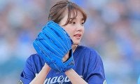 32歳美女の恥じらい投球が 「可愛すぎる」　ユニ＆ミニスカの「天使が舞い降りている」