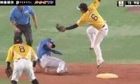 これは走れないって…ソフトバンクの異次元すぎるコンビプレーが炸裂　甲斐キャノン→牛若丸タッチで盗塁阻止の瞬間