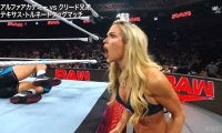 美女レスラーが大興奮！ 日本人スーパースターの“超高角度”セントーンに「カモン！」大絶叫 会場も「超スゲー」の大チャント
