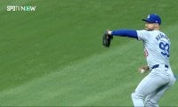 159キロの“豪送球”に球場騒然！ド軍34歳の爆肩が「レーザービームすぎる」絶妙捕殺の瞬間 「引退しないで」SNS沸騰