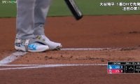 大谷翔平の“デコピンスパイク”にファン釘付け！ 一新された足元が話題に 「世界一有名な犬w」「欲しいな」熱視線