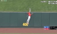 ドジャース戦で珍事！ 超人外野手が“まさかの”本塁打アシスト 一度はグラブに…スタンドインの瞬間「とってただけにもったいない」