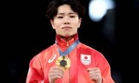 「段ボールベッドまでつぶれて…」体操男子金メダリストが選手村でのまさかの”衝撃事件”を告白「つぶれた原因にびっくりです」