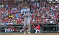 大谷翔平に何が起きた…！？ スイング後に“異変”「キャッチャー、ヤバい！」 激レアすぎる“出塁シーン”に球場騒然