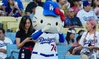 大谷翔平出場のド軍戦でハローキティが始球式　背番号「74」で登場…本拠地大歓声