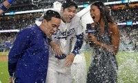 大谷翔平の祝福で…ずぶ濡れの美人レポーター　ド軍内野手が謝罪「本当にゴメンよ」
