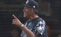 激怒の西武指揮官を「なだめている」　乱闘阻止…輪から剥がした“意外な人物”にX注目
