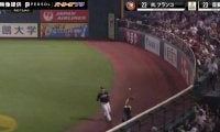そこ捕るか！？ホームラン性の打球をスーパーキャッチ　ソフトバンク・周東佑京の“神捕球”が話題「ナイスプレー！」「守備範囲イカれてる」