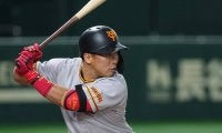 巨人・浅野翔吾、第1打席で左手首付近に死球　苦悶の表情もプレー続行…場内騒然
