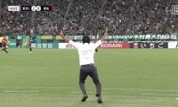 まじかよ！36日ぶりゴールで監督が大はしゃぎ「城福落ち着けw」東京V指揮官、笑顔満面ローリングの“有頂天リアクション”が話題に
