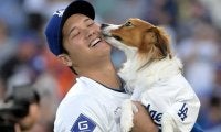 大谷翔平が手にした愛用品にX大注目「超好感もてる」　始球式でチラ見え「可愛すぎる」