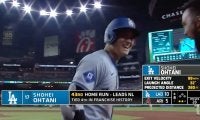 大谷翔平、歴史的瞬間にベンチがお祭り騒ぎに！ MLB史上初『43本塁打・43盗塁』達成に歓喜の輪「これはもうMVPだわ」