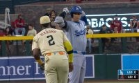 何が起きた？ 大谷翔平が「めっちゃビックリ」 相手野手は笑顔… ヒット後に“想定外のハプニング”発生