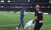 「なんだ今の？」「タオル回収w」浦和コーチの珍行動が話題！「顔拭いてたぞw」町田ロングスローに対抗する“新作戦”の一部始終