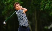 片山晋呉「64」で首位浮上 平塚哲二、マークセンと並び最終日へ