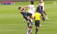 「危ない！」遠藤航が中国代表MFと激しくクラッシュ…「肘を出してるだろ」「怪我させないでくれよ」ファン心配の瞬間