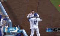 いつもと違う！ 大谷翔平、史上初の快挙でド軍ベンチ前のお祭り騒ぎに“異変” 「大谷さんも嬉しそう」歓喜の瞬間が話題に