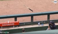 衝撃映像… すっぽ抜けたバットが「怖すぎ」 ヤンキースベンチを直撃する“想定外のハプニング”