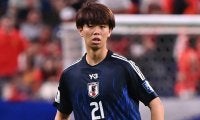 「高井くんが可愛すぎる」日本代表最年少DF、誕生日サプライズでハニカミ笑顔！ 久保建英は“ケーキ運びでミス”で爆笑ツッコミ