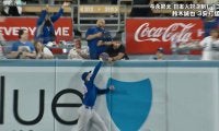 9回2死で奇跡の“ホームランキャッチ” 今永の勝利を決めた超ビッグプレーの瞬間「最後の最後に」ド軍本拠は悲鳴