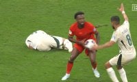 「こいつら何やってんの」中国代表の珍シーンが話題沸騰　ボールを抱えてフェイント突破→小競り合いから一触即発のフェイスオフ「別スポーツすぎておもろい」