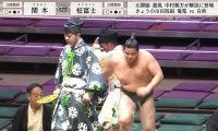 あぶない！ 行司の頭上を力士が…あわやの事態に館内どよめき 「エグい被弾」ファンひやり