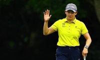 「自分らしく」岩井明愛が4打差逆転で30年ぶり大会連覇 山下美夢有は今季7度目の2位