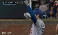 大谷翔平、2打席連続タイムリーでブルペンと“交信”…技あり同点打にチームメイトもノリノリ「みんなでやってるw」