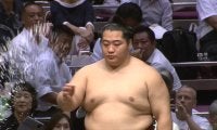 大相撲中継で人気力士と有名プロボクサーが“奇跡”の2ショット カメラが捉えた“まさか”の瞬間にファンざわめき