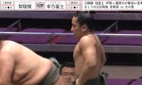 「細いけど筋肉すごっ」18歳の小兵力士に衝撃 驚異の背筋力で巨漢を大逆転 館内大歓声