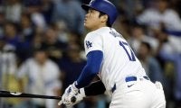 大谷翔平　悪球撃ちの52号マークに同僚ベッツも驚愕　「完全にどん引きしてるやん」「顔が固まってる」