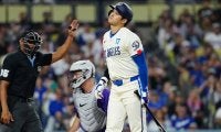 大谷翔平、第4打席は死球…右肘直撃で憮然とした表情　本拠地は大ブーイング