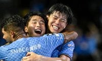 【川崎を退団する元フランス代表FWゴミスが山田新と神田奏真に残した期待(1)】「プレーでチームを引っ張っていますけれども」と称賛する山田の熱さ……さらに4選手の名前を挙げ称賛