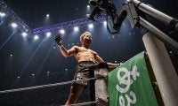【RIZIN.48】朝倉未来が認める18歳の“超新星”秋元強真、1RTKOで鮮烈デビュー　朝倉海と笑顔でハイタッチ「盛り上げていくのは僕」