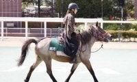 札幌競馬場にて「じみち美人コンテスト」開催 側対歩の美しさを競う