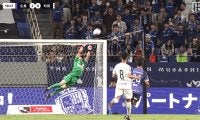 「令和版・大迫ハンパない！」意味不明ミラクルセーブが話題「なぜ触れる？」「異次元だわ」広島守護神が予測不能シュートを海老反りブロックした瞬間