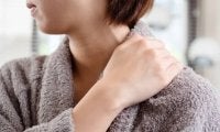 五十肩になってしまう原因の動作は毎日の○○？！