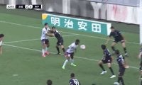 普通ないだろ！奇跡の“顔面アシスト”で勝ち越しゴールが決まった瞬間！こぼれ球を“顔トラップ”して右足一閃「もう運だよな」解説者も思わず笑ったミラクルプレーの瞬間