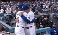 指揮官が熱いハグ、大谷翔平も…山本由伸、「人生最大の力投」でドジャースが燃えた！ 降板直後…ベンチで捉えた珠玉の瞬間