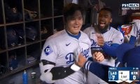 大谷翔平、ダメ押し弾でテオヘルと“おかしな”テンションに…カメラが捉えたベンチでの面白すぎる一コマ